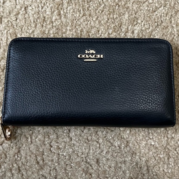 Coach Handbags - Coach Leather Zip Wallet